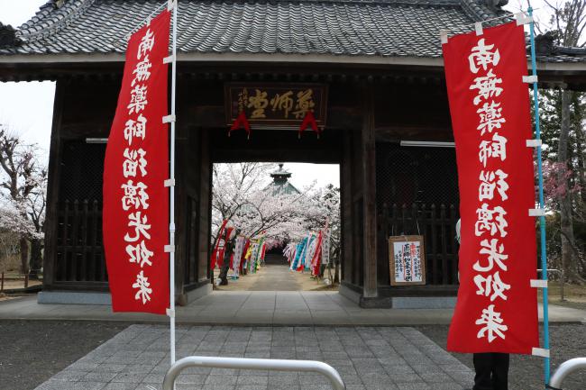 The Gate to Hobara’s Yakushi Hall ・ 保原薬師堂の山門