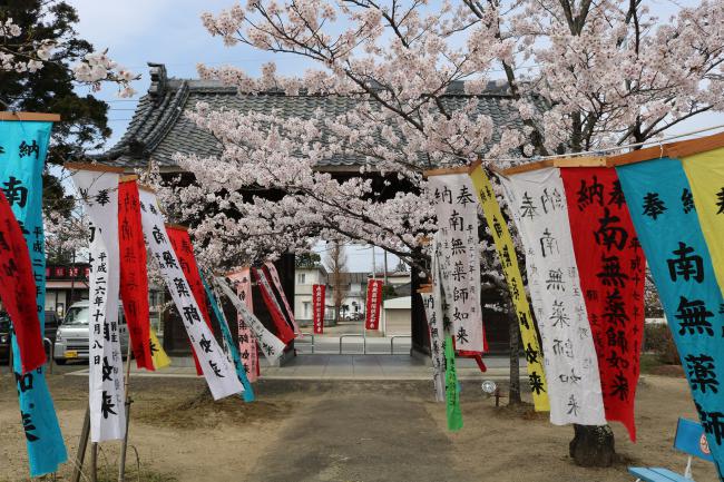 Looking out through the Gate of Hobara Yakushi Hall ・保原薬師堂から山門を見出す 