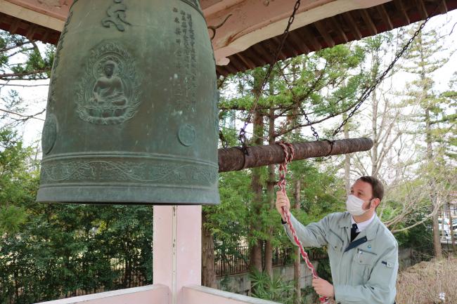 Tony Brazenly Sounds the Temple Bell ・ 釣鐘を堂々と鳴らすトニー