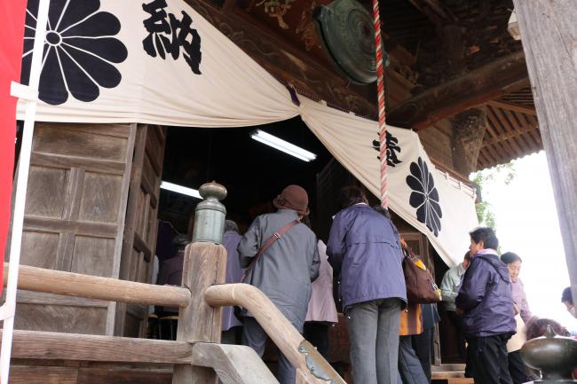 The Faithful Stream into Hobara Yakushi Hall ・ 保原薬師堂の中に入って行く信者