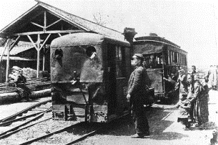 現在の梁川町字中町にあった梁川駅に停車中の軽便の写真