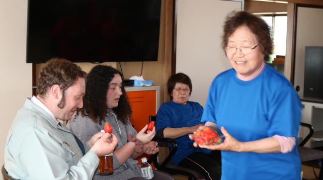 Giant, Delicious, Locally-Grown Strawberries ・ 伊達産の美味しくて巨大な苺