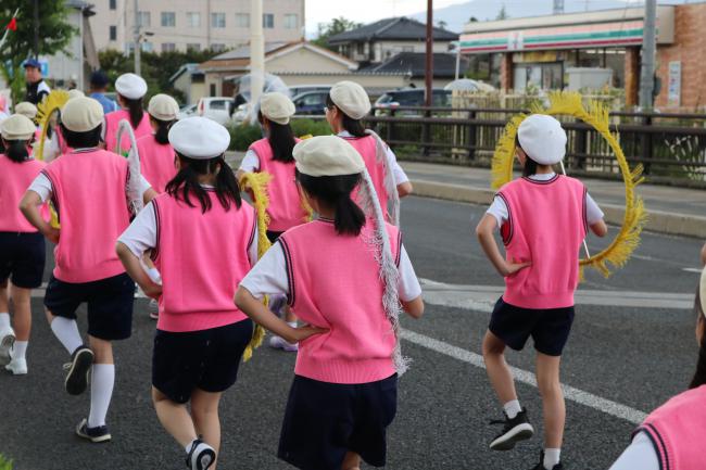 Children Marching Bravely Westward ・堂々と西へ行進する子供達