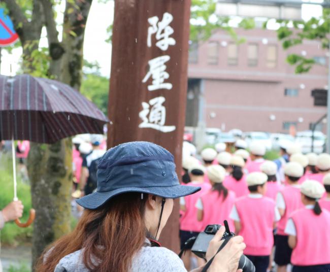 Hobara Residents Braving the Rain for their Children ・ 子供達のために雨を我慢する保原町民