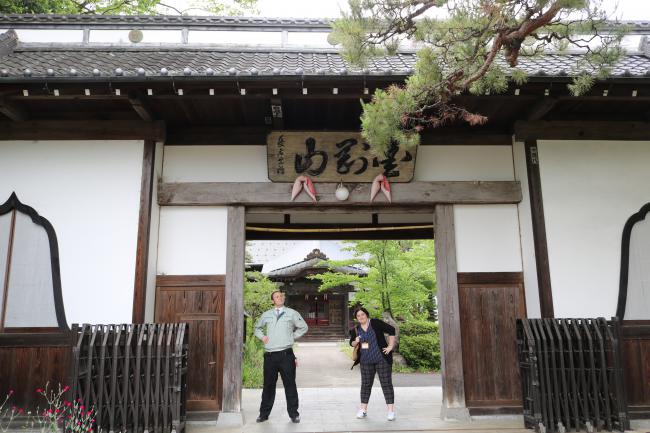 Standing Beneath the Historic Gate ・ 歴史深い長屋門の下で立っている僕達