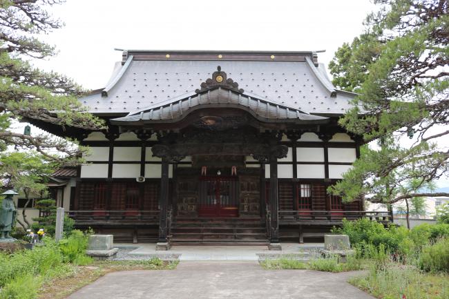 Beyond the Gate, the Main Hall of Chōkokuji ・ 旧長屋門の向こうにある長谷寺の本堂