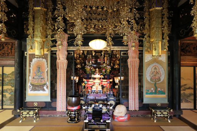 The Altar Inside the Main Hall ・ 本堂内の祭壇