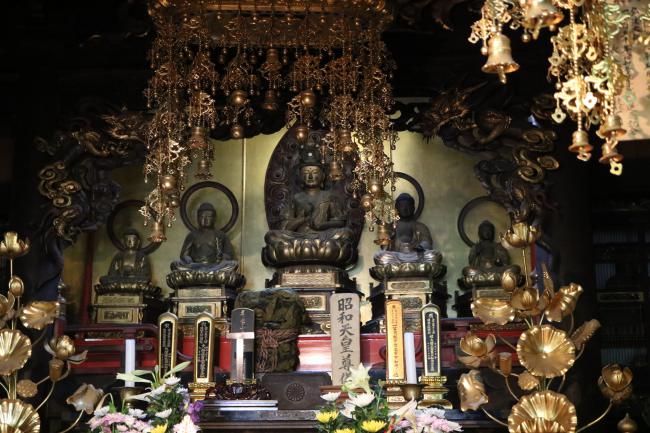 Buddhist Statues Behind the Altar ・ 祭壇の裏にある仏像