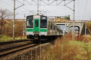 かつて路面電車が走っていた国道399号（列車の上）の写真