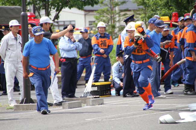 Our Squad Leader Running with Fire Hose ・ ホースを持ち、走っている指揮者