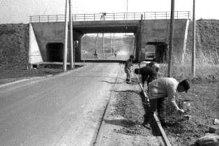 建設中の丸森線（上）と路面電車の線路の写真