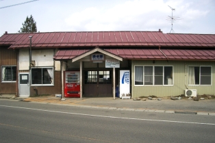 現在バスターミナルとして利用されている掛田駅の写真