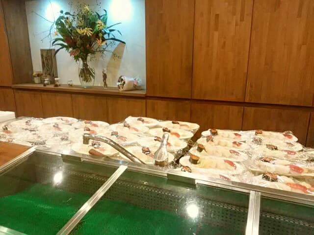 Numerous Servings of Sushi ・多人数分の寿司