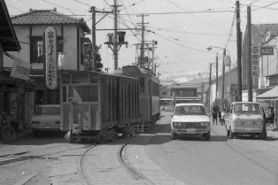 保原駅を出発する貨車付の路面電車の写真