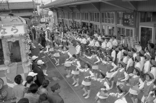 昭和46年に保原駅で行われたお別れセレモニーの写真
