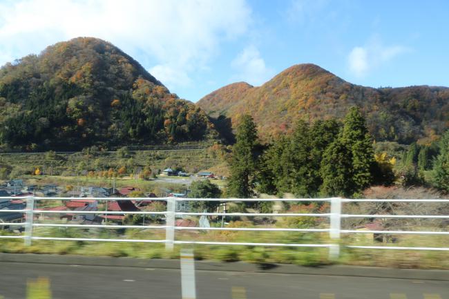  A River Valley Brilliant with Autumn Colors ・紅葉と華やかになった河谷