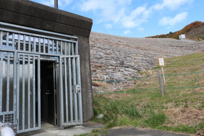 The Foot of the Dam ・ ダムのふもと