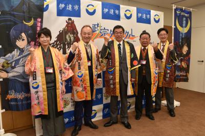 宣伝部長と伊達市長が横並びでガッツポーズ
