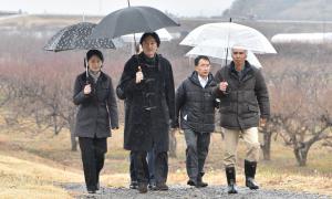 阿武隈川堤防を歩く秋篠宮ご夫妻