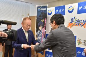 委嘱状を受け取る馬場さん