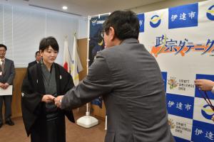 委嘱状を受け取る菅野さん