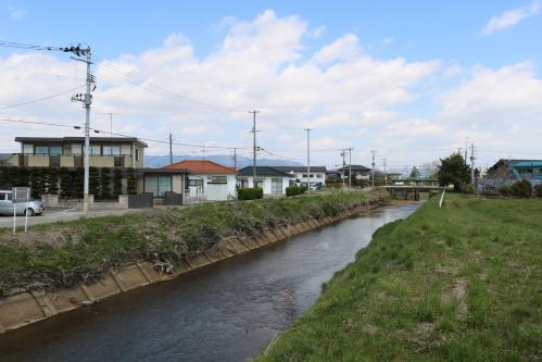 711のとなりにある川