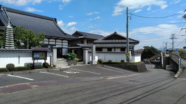 The Temple Beside the Pedestrian Bridge ・ 歩道橋の隣のお寺