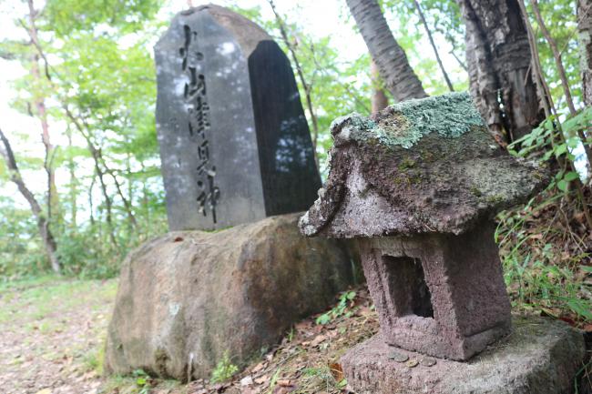 A Tiny Shrine ・ 小さな神社