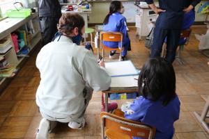 Little Desk, Big Teacher ・ 小さな机、大きな教師