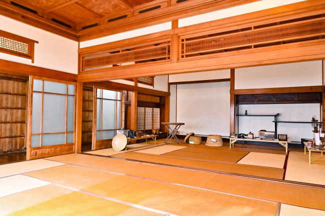 家財道具が展示された広い和室の写真