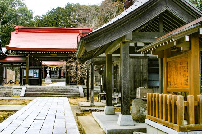 手水舎と随神門の写真