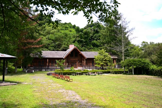 やながわ希望の森公園内に併設されているログハウスの写真