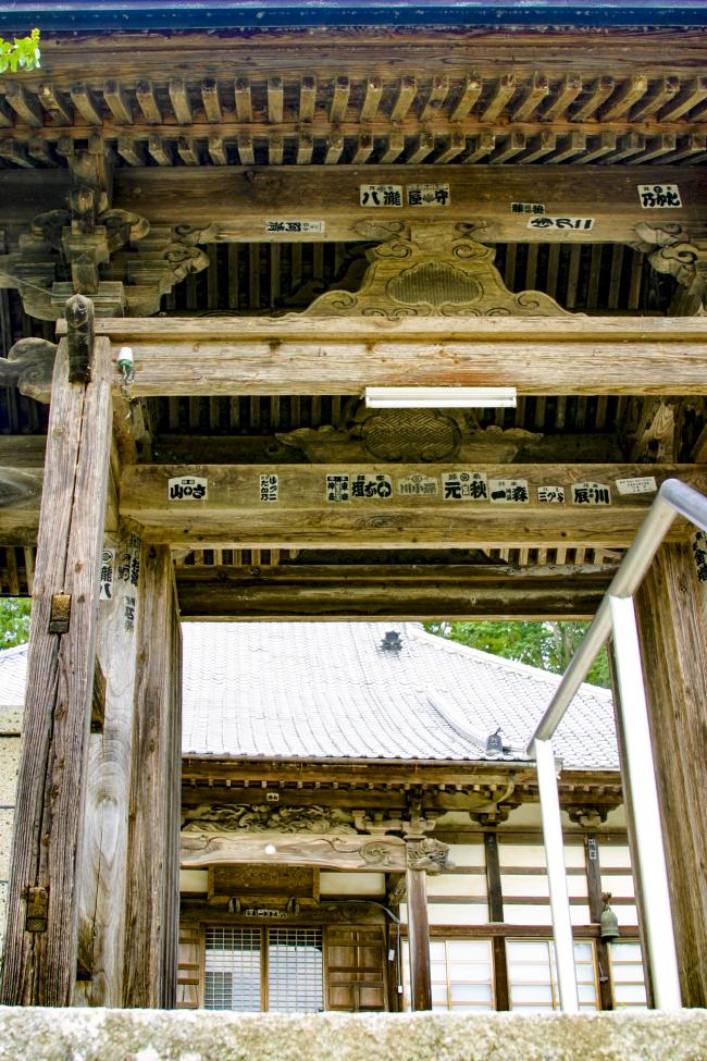 歴史を感じる山門の内部の写真