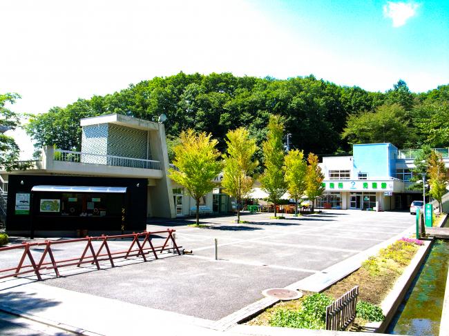 受付と児童館の建物の外観写真