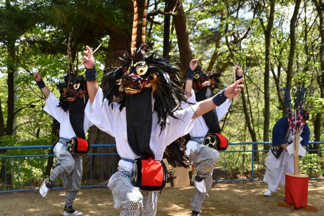 愛宕山と獅子舞を舞う人の正面の写真