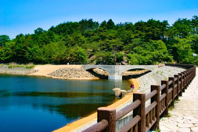 晴天の空の下高子沼で釣りを楽しむ人々の写真