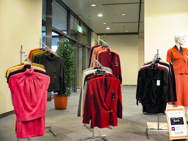 赤、ピンク、紫など奇抜な色の婦人服ニットの写真