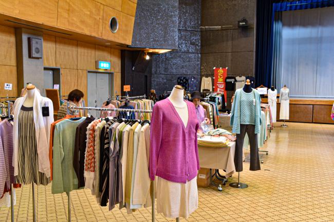 沢山の婦人服が販売されているニットの展示会の様子の写真