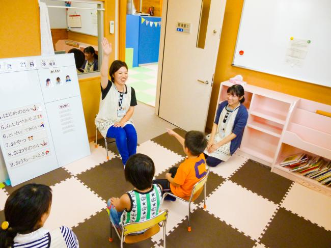 発達支援室で指導する先生と子供たちの写真