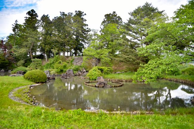 梁川城跡の夏の庭園跡の写真