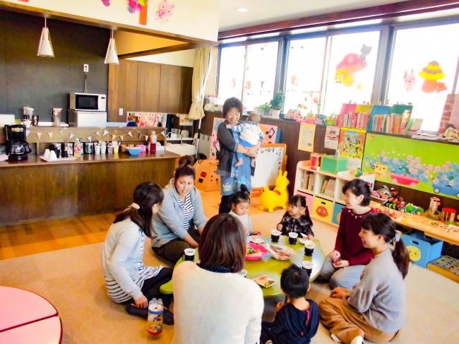 伊達市子育て支援センターのママカフェに参加する親子と保育士の写真