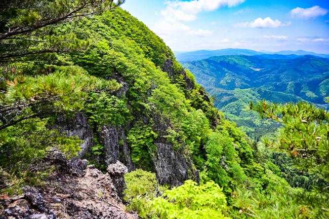 夏の霊山の山肌の写真