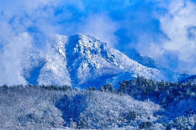 雪に覆われた冬の霊山の写真