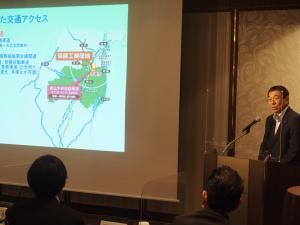 伊達市新工業団地（保原工業団地）の整備にあわせて、首都圏の企業に本市の立地環境や新工業団地のPRを行いました。42名の企業の方に参加をいただき、新工業団地のメリットや今後のスケジュールについて説明しました。情報交換会では参加者から新工業団地のアクセス状況や
