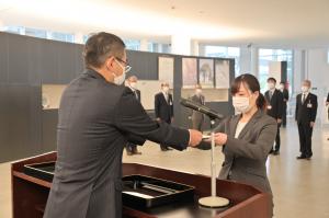 新規採用職員辞令交付式２