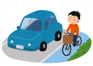 自動車に注意して走行する自転車