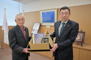 伊達市ウエルネスサロン白根愛称決定に伴う記念品贈呈式