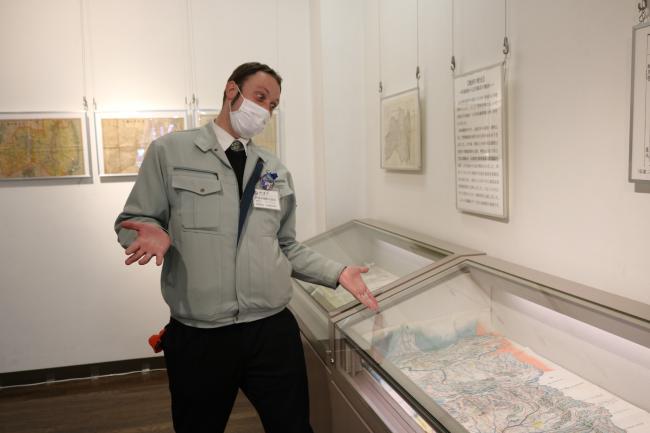 Looking at Maps ・ 地図拝見