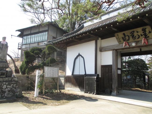 Kannon at the Gate ・ 山門での観音
