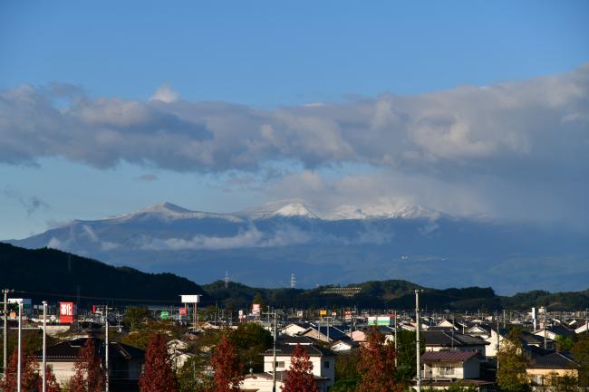 伊達市から見える山頂に降雪した吾妻山の写真